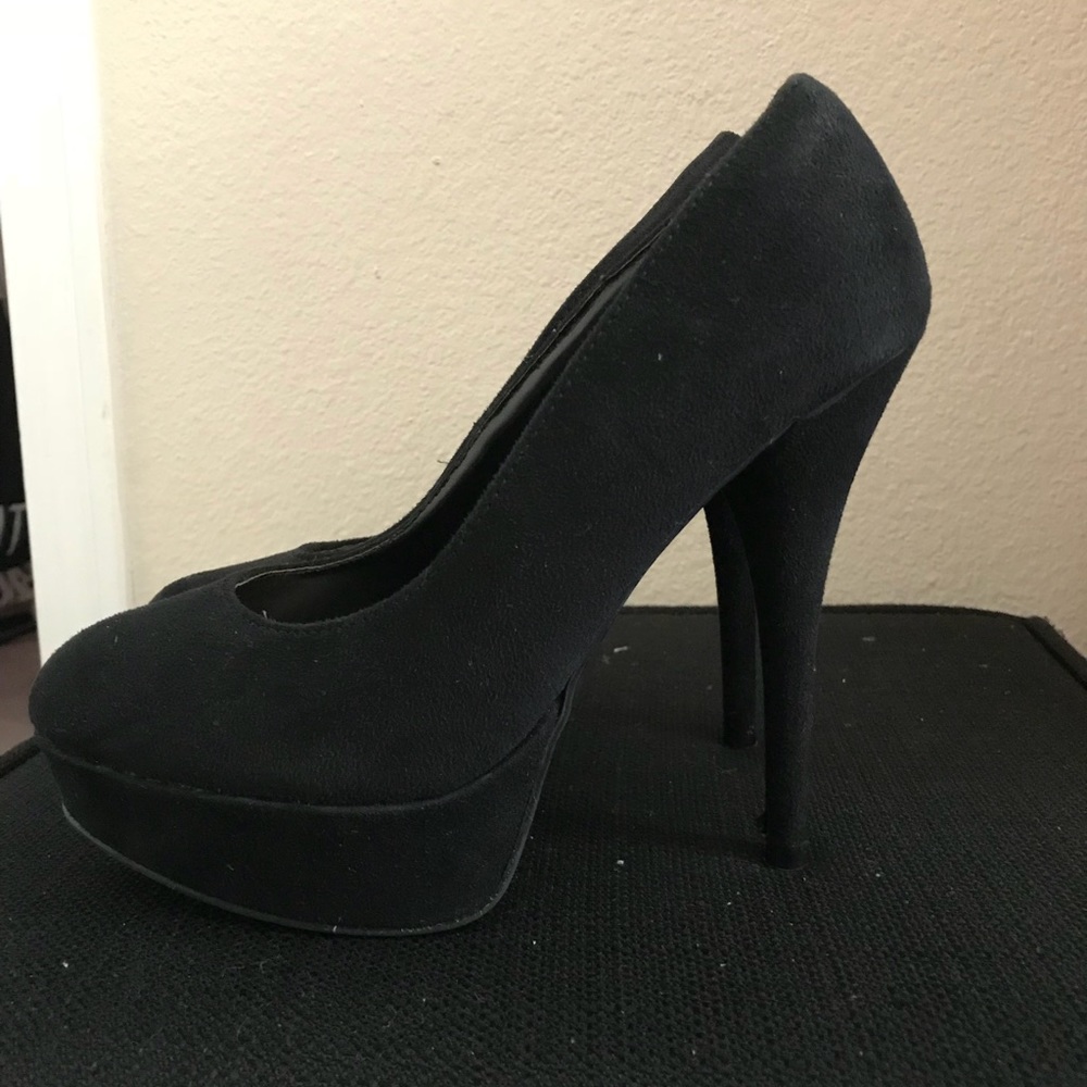 Black pumps